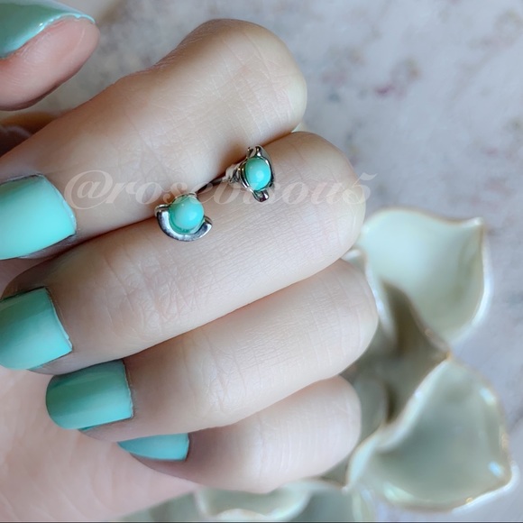 💋🆕Dainty Silver Boho Crescent Stud Earrings - Picture 3 of 7